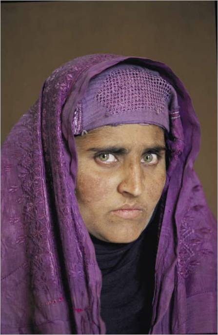 Pakistan. Pešavar. 2002. Sharbat Gula