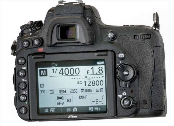 DSLR fotoaparat 750-prikaz