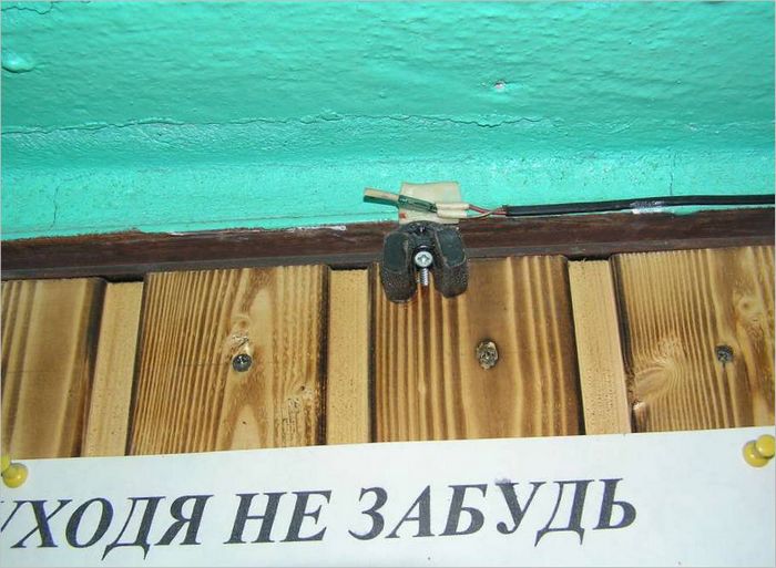Riža. 4. Pogled na kontakte prekidača-trstičnog prekidača koji se aktivira kada se otvore ulazna vrata