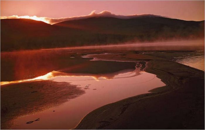 Jezero rijeke Chuna. Zalazak sunca