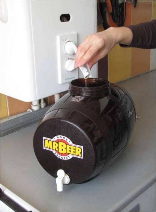 Domaća pivovara u vezi s internetom.Beer Deluxe Kit