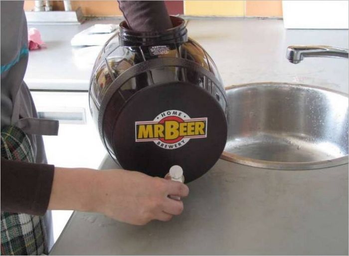 Domaća pivovara u vezi s internetom.Beer Deluxe Kit