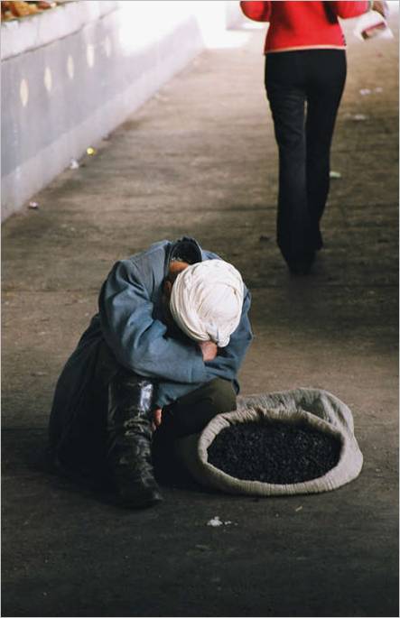 5. Samarkand. Starac koji je zaspao prodavač je na bazaru. 2004